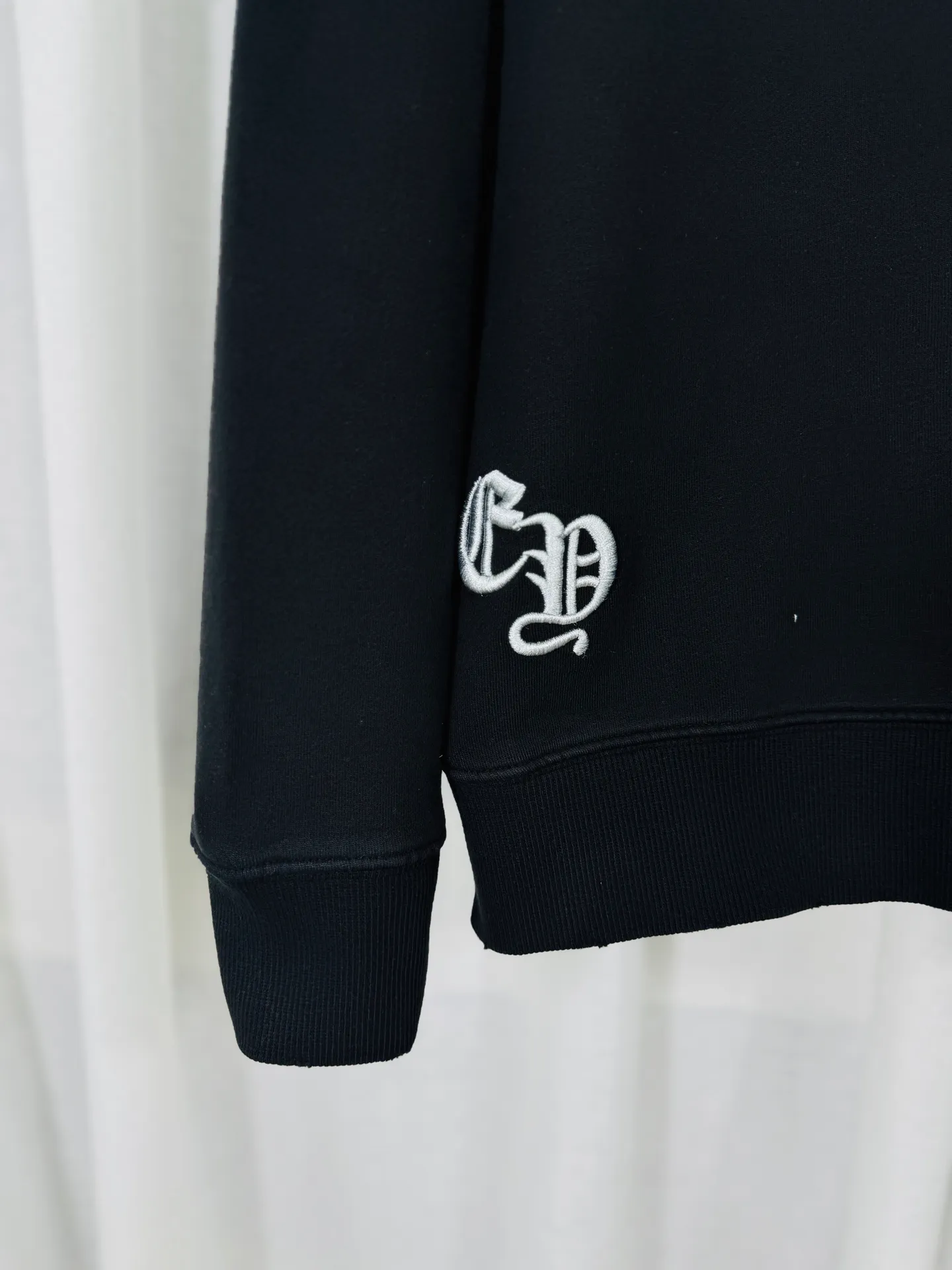 P280 top version, real shot without P, ​​different from market currency) 𝗖𝗵𝗿𝗼𝗺𝗲 𝗛𝗲𝗮𝗿𝘁𝘀/Cro Heart 2025 washed patch embroidery autumn and winter new original single counter American laser burnt 3D three-dimensional color embroidery couple casual sweatshirt 👑The highest version! Customized fabric 430g tripe terry fabric! American acid-washed and distressed original fabric laser burnt ✟appliqué embroidery and exquisite embroidery of letters! The best-selling model in the counter, very comfortable to wear. Accessories: original molded and authenticated collar label➕100% silk wash label. Genuine purchase-grade original hangtag➕matching hanging rope➕3D hanging beads➕original packaging bag. Craftsmanship: The original version has consistent wiring! The highest version of the armhole matching technique! Color: Pink Black Size: S M L XL Style No.: 9332